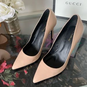 Nude pumps